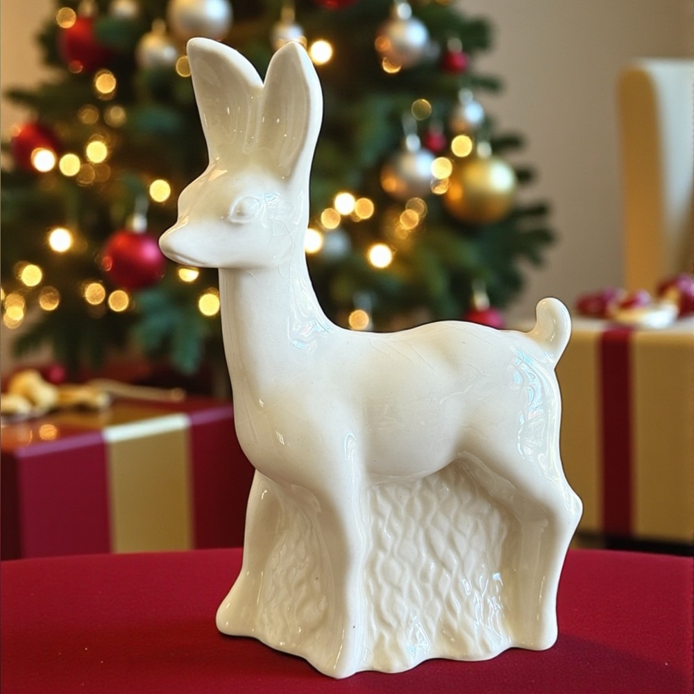Vintage Creamy White Doe Planter – 8” Tall • Mid‑Century Ceramic • Minimalist